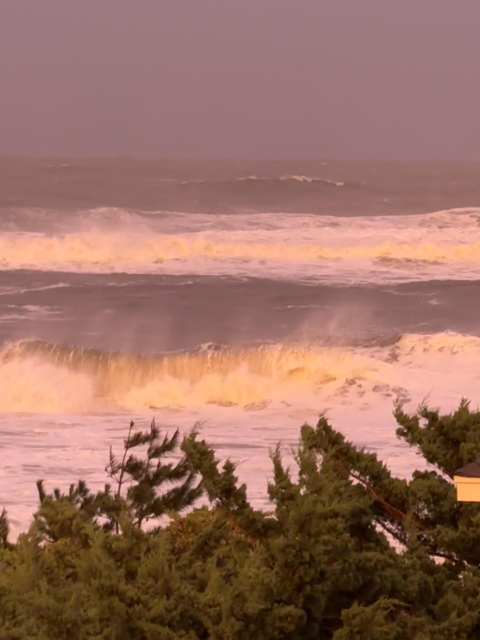 Nor Easter create giant waves in Rodanthe, NC